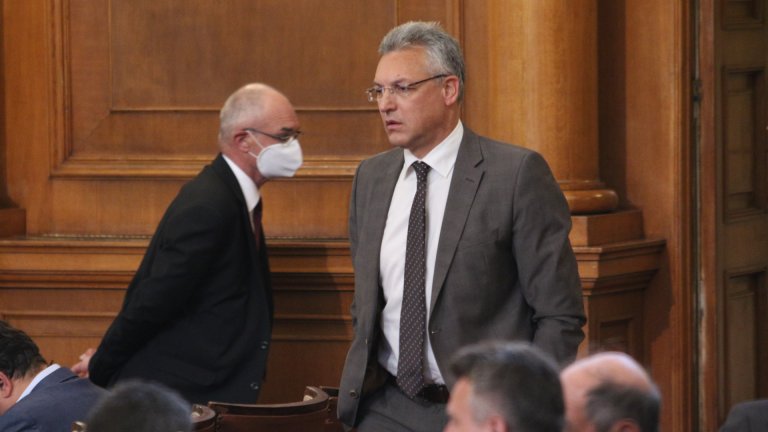 Според Валери Жаблянов върху Народното събрание се уражнява медийна вакханалия