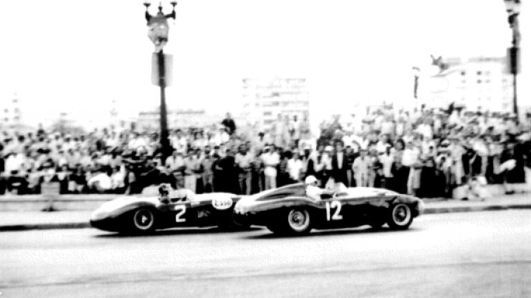 Фанджо (№2) срещу Де Портаго (№12) в Гран при на Куба през 1957 година