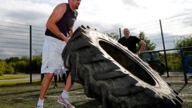 Тайсън е роден и израснал в ирландска скитническа общност, където правата на жените не са на особена почит.