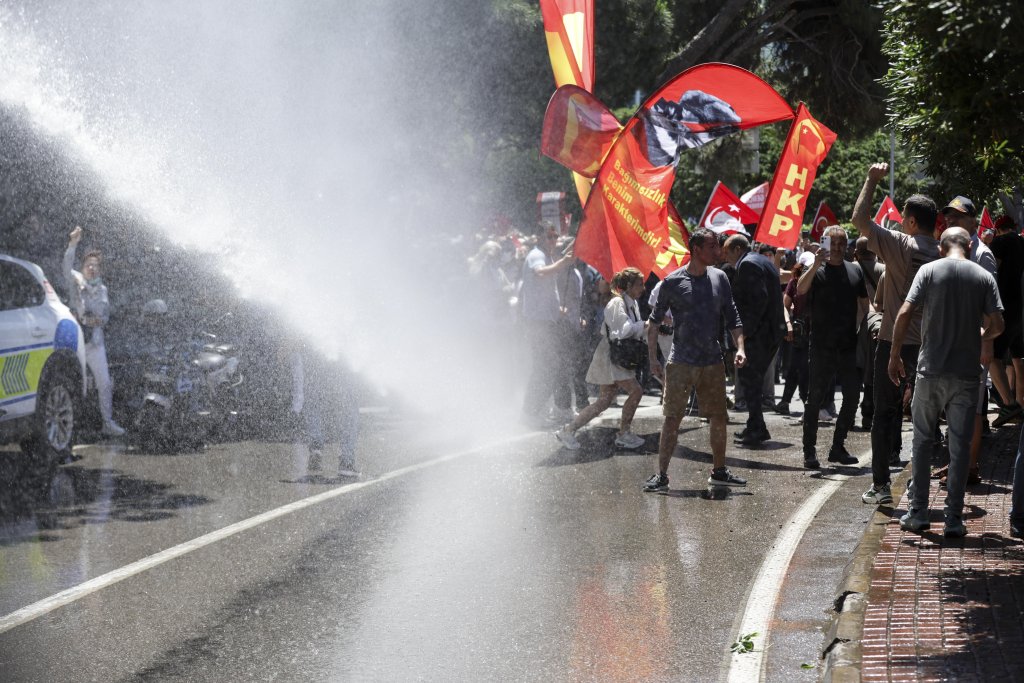 Водни оръдия и арести на протест на турската опозиция в Измир