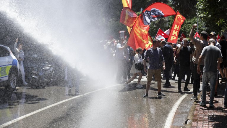 Водни оръдия и арести на протест на турската опозиция в Измир