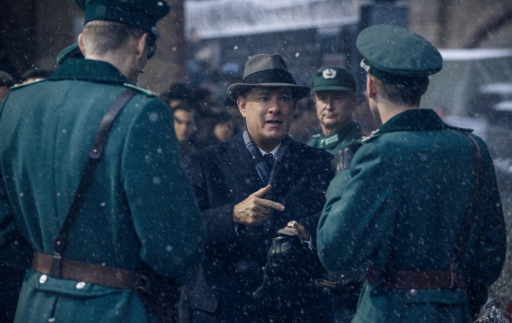 Филмът е замислен за правене още през 1965-а, според самия Спилбърг, когато при него идва Грегъри Пек с тази история и дори е говорено той да изиграе ролята на Донован. Но Студената война е в разгара си и продукцията така и не се случва. 