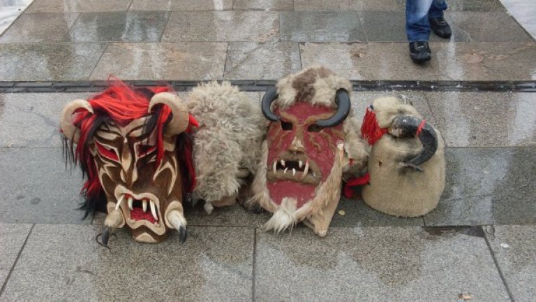 Маски, вино и кебапчета