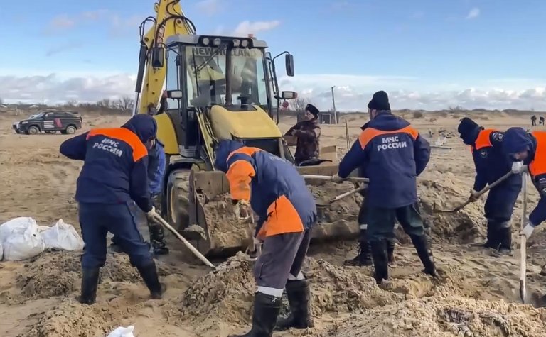 Руските власти организираха операция по почистването на крайбрежието в засегнатите райони, но според официални информации почистването няма да приключи преди 2026 г.