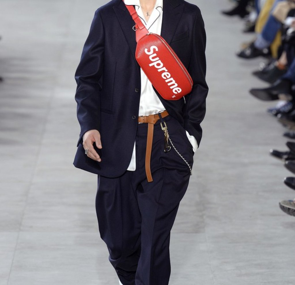 Louis Vuitton x Supreme
През 2000 г. Louis Vuitton съди Supreme за неправомерно ползване на логото им, а през 2017 г. двата бранда са вече приятели. Те създават колекция, която се изкупува само за ден и малко са късметлиите, които се докосват до артикули