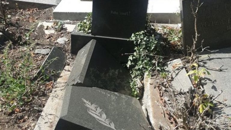 Вандали оскверниха еврейските гробища в София