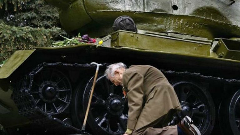 Руски ветеран плаче до танка, в който е служил през цялата Велика отечествена война. Машината е оцеляла през годините в ролята на паметник.