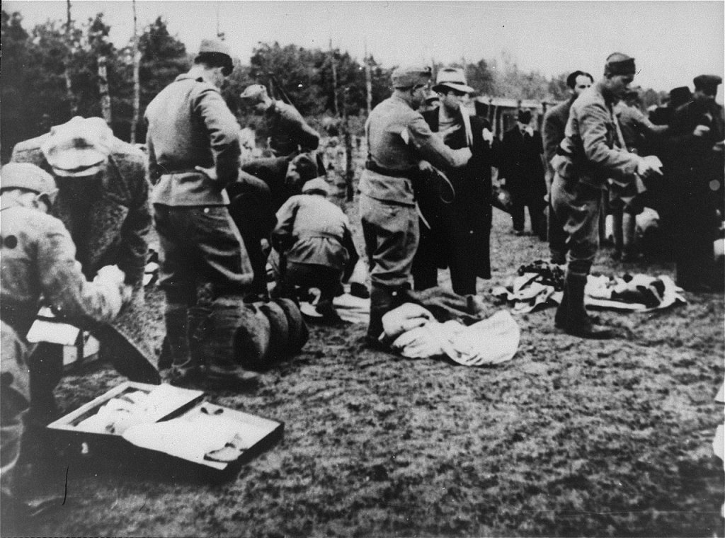 1280px-Jasenovac_prisoners_enter_the_camp