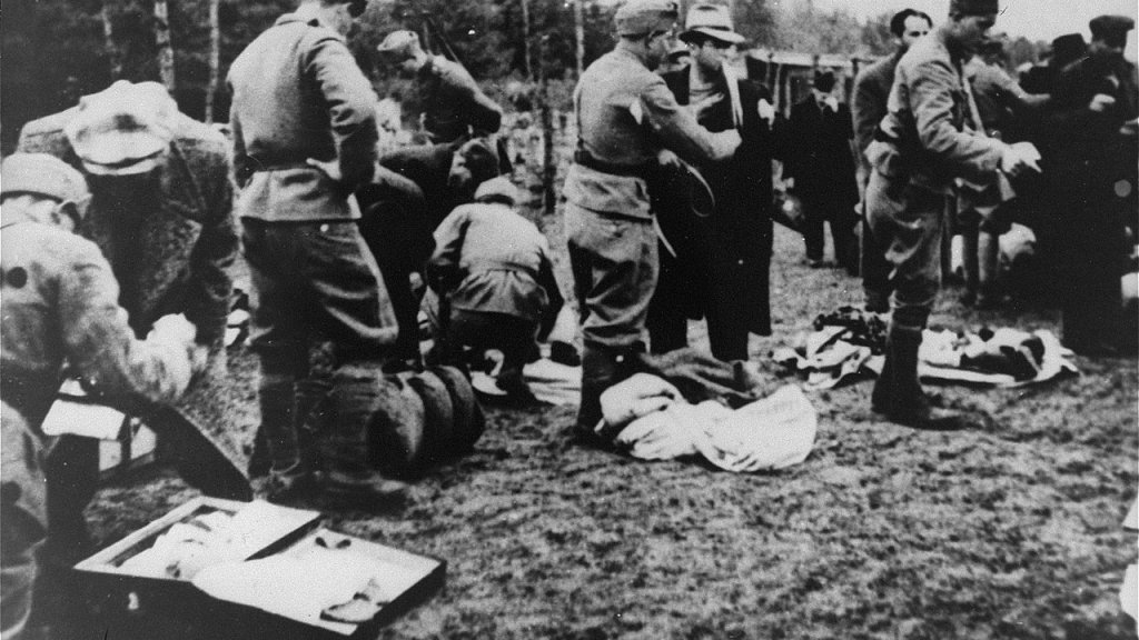 1280px-Jasenovac_prisoners_enter_the_camp