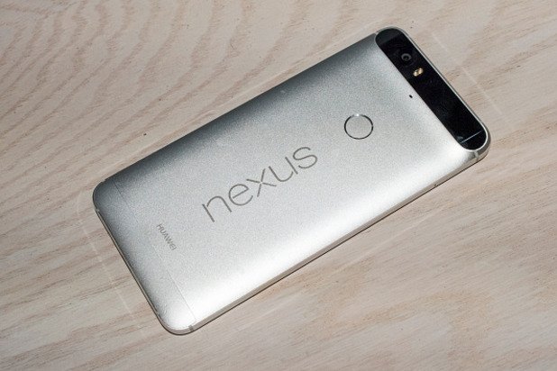 1. Nexus 6P 

Миналогодишният Nexus 6 на Motorola беше провал. В света на големите телефони той беше най-големият. Тромаво и скъпо устройство, което противоречеше на основните принципи на Nexus. 

Google обаче се върна в играта през 2015 г. И двата модела на Nexus са солидни, но телефонът, произведен от Huawei - Nexus 6P - е всичко, за което може да си мечтае истинският фен на Android. 

Металната конструкция на корпуса е превъзходна. Решението със стъкления модул за камерата, лазерния автофокус и сензорите е идеално за добрата функционалност на телефона. Самата камера е значително подобрена в сравнение с миналата година. 

Екранът е страхотен, макар да е една идея по-слаб от предложенията на Samsung тази година. 

Най-големият актив на Nexus 6P е вграденият Android 6 Marshmallow. Това е най-добрият телефон под Android, който можете да си купите. 