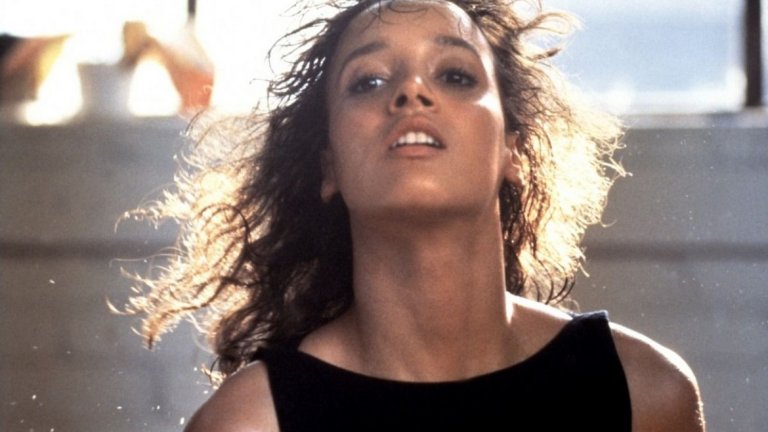 1. Irene Cara - Flashdance... What A Feeling
Музиката е в сърцевината на филма "Флашданс". Но парчето на Ирен Кара, написано заедно с гения на електрическата музика Джорджо Мородер, е онова нещо, което веднага събужда в главите на зрителите спомена за сцената с прослушването на главната героиня Алекс (Дженифър Бийлс). Енергията, която струи от парчето, е все така силна дори във времена, в които повечето поп-хитове звучат почти еднакво, и те кара най-малкото леко да се пораздвижиш. Нещо повече, песента печели "Оскар" и "Златен глобус".