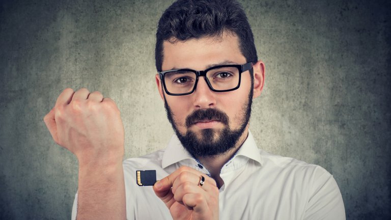 Служителите в шведския филиал на германския туристически конгломерат TUI са станали доброволци за имплантиране на микрочип в ръцете им. Технологията буквално отваря врати, но и поражда многобройни етични проблеми