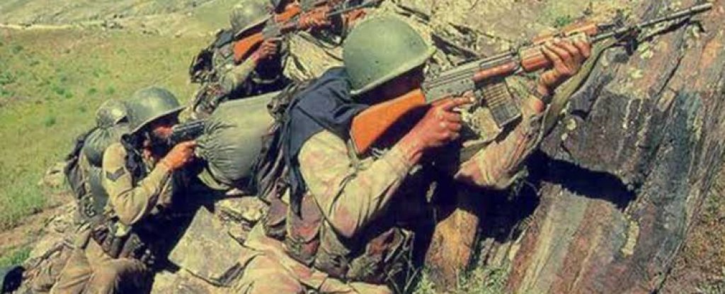 Indian_soldiers_in_combat_during_operation_vijay