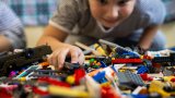 Затрупани с играчки, на какво всъщност се радват съвременните деца?
