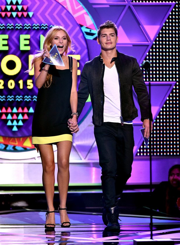 Бела Торн и Грег Сълкин на сцената на Teen Choice Awards