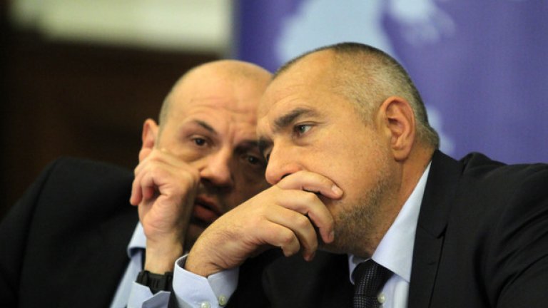 По време на гласуването на промените в основния закон на държавата, премиерът не присъства в пленарната зала, защото играеше футбол с Бистришките тигри.