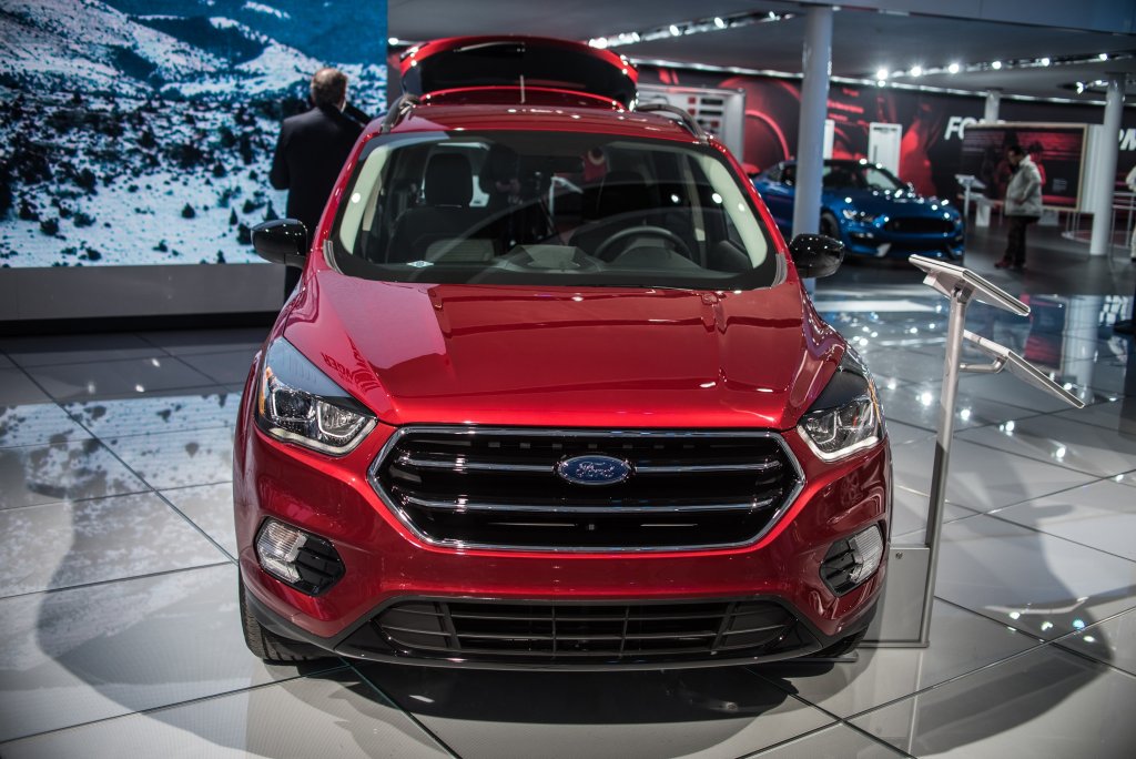 Ford Escape
Като повечето производители и Ford се преориентира към кросоувъри и SUV, като с Escape производителите се опитаха да съчетаят модерните тенденции в автомобилостроенето с добрите, стари ниски коли. Това е трудна задача и Ford се опитва да я изпълни с предлагането на две хибридни версии, които са много приятен вариант за компактния SUV сегмент.