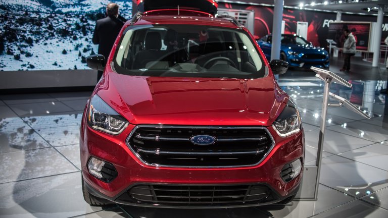 Ford Escape
Като повечето производители и Ford се преориентира към кросоувъри и SUV, като с Escape производителите се опитаха да съчетаят модерните тенденции в автомобилостроенето с добрите, стари ниски коли. Това е трудна задача и Ford се опитва да я изпълни с предлагането на две хибридни версии, които са много приятен вариант за компактния SUV сегмент.