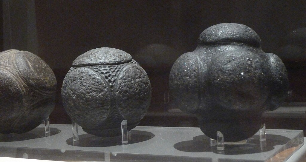 Carved_stone_balls,_Kelvingrove_museum