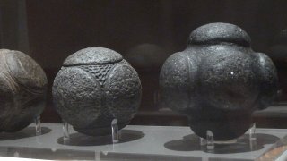 Carved_stone_balls,_Kelvingrove_museum
