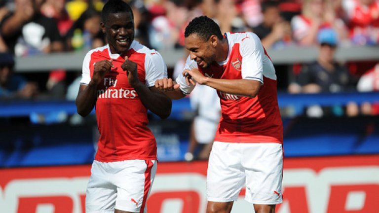 Джоъл Кембъл празнува с Франсис Куклен гола си, с който Арсенал излезе напред в резултата