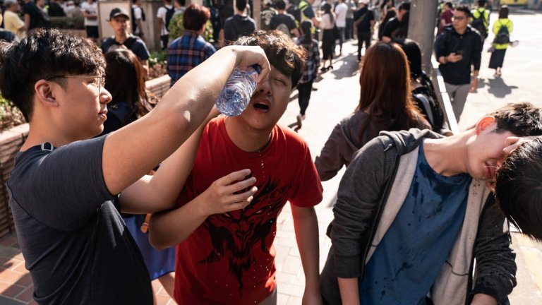 Сълзотворен газ на протестите в Хонконг