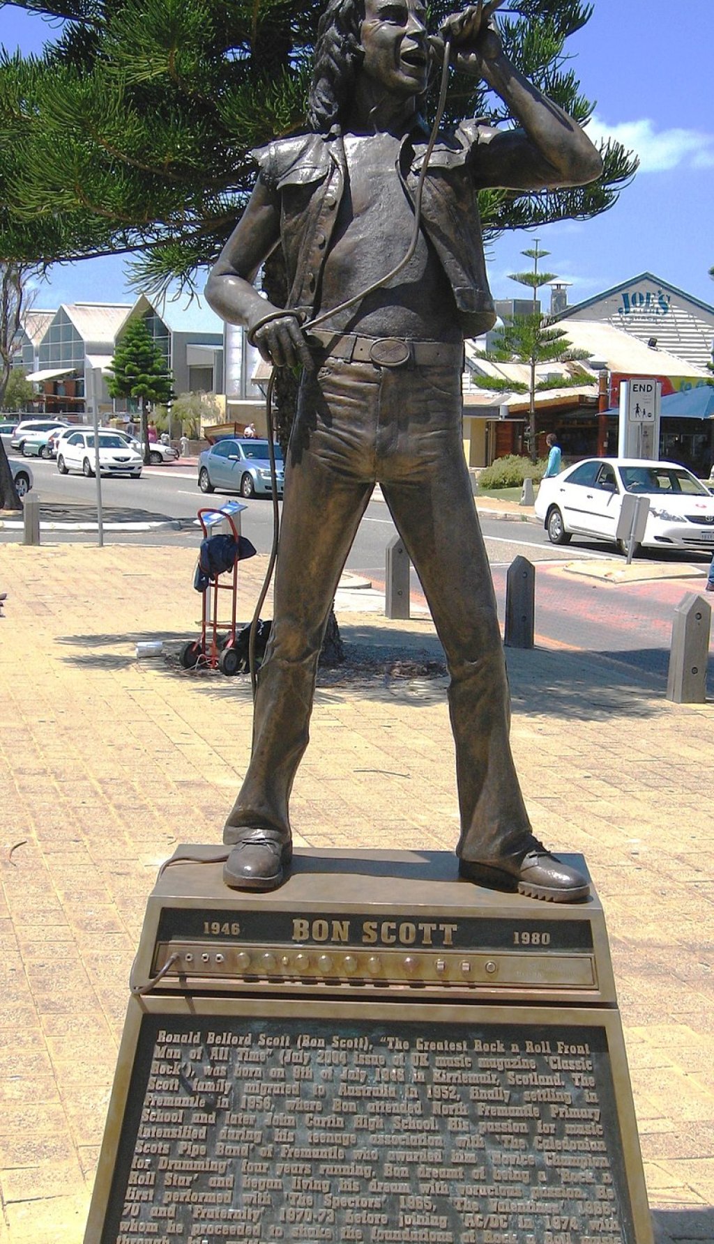 800px-BonScottStatue2_gobeirne