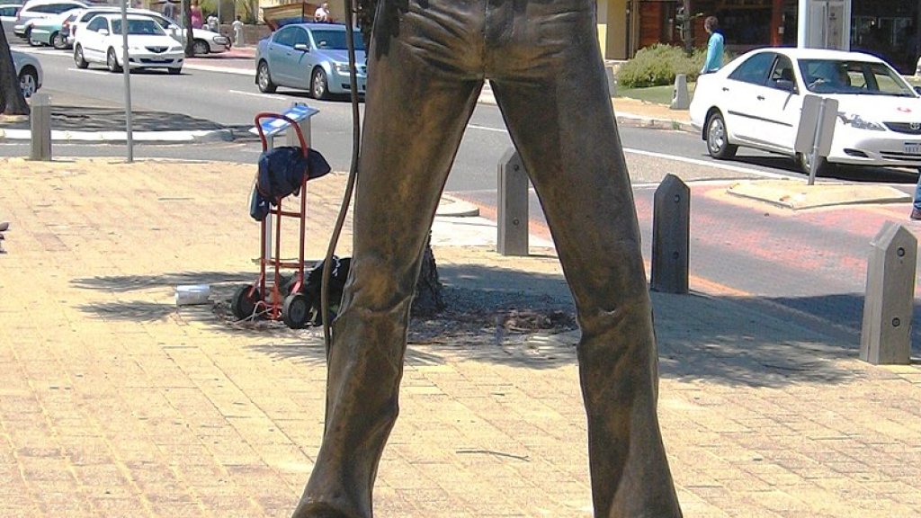 800px-BonScottStatue2_gobeirne