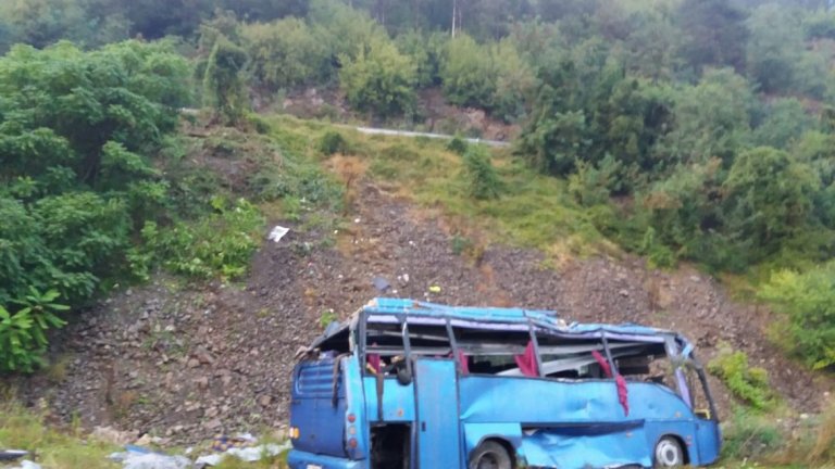 16 души загинаха, а други 21 бяха ранени при пътен инцидент с автобус край Своге. 