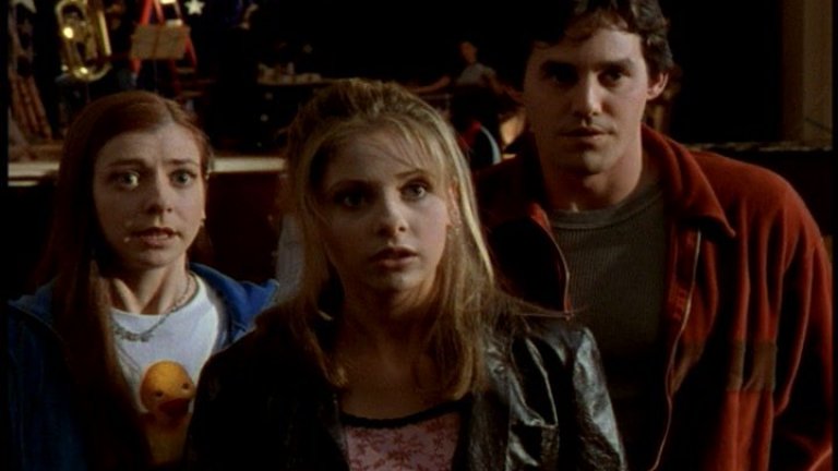 Бъфи в “Бъфи, убийцата на вампири” 
В края на пети сезон Бъфи прави върховната жертва, като скача в мистичен портал, за да спаси света и своята сестра, оставяйки след себе си само надгробен камък с надпис: „Тя спаси света. Много пъти”. В шестия сезон обаче нейните приятели, водени от Уилоу, използват мощна черна магия, за да я върнат към живота. 
За разлика от повечето герои, които се радват на своето възкресение, историята на Бъфи придобива мрачен обрат. Оказва се, че тя не е била в адско измерение, както приятелите ѝ са предполагали, а е била в Рая, намерила най-после своя покой.