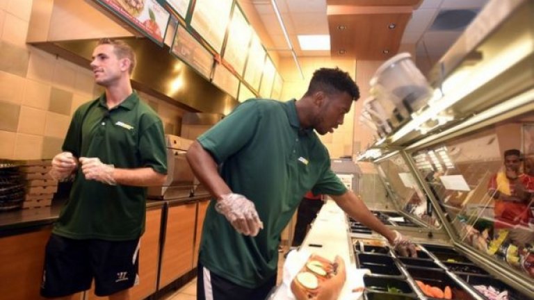 В името на шоуто и... спонсорите, Даниел Стъридж и Джордан Хендерсън сгъваха сандвичи в Subway.