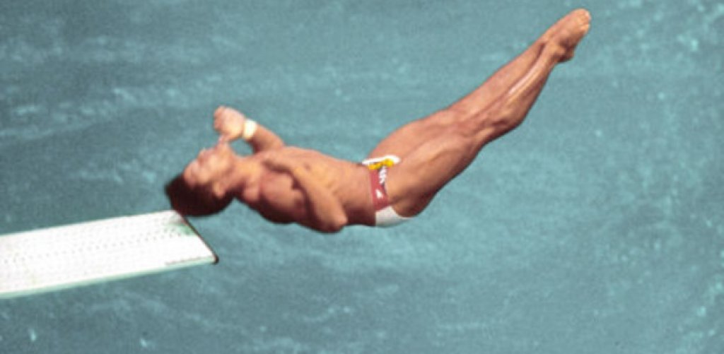 23. Сеул 1988: Удар в главата преди златото
Както се вижда на снимката, американският скачач Грег Луганис си удря главата в трамплина по време на квалификациите, но това не му пречи да спечели златния медал по-късно с разлика от 25 точки на върха.