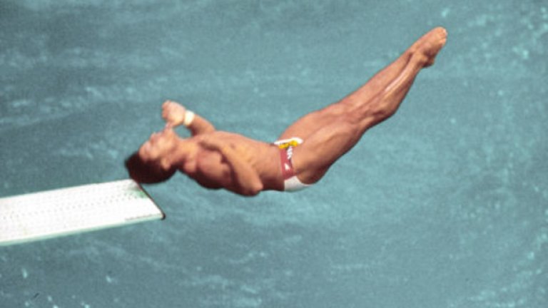 23. Сеул 1988: Удар в главата преди златото
Както се вижда на снимката, американският скачач Грег Луганис си удря главата в трамплина по време на квалификациите, но това не му пречи да спечели златния медал по-късно с разлика от 25 точки на върха.