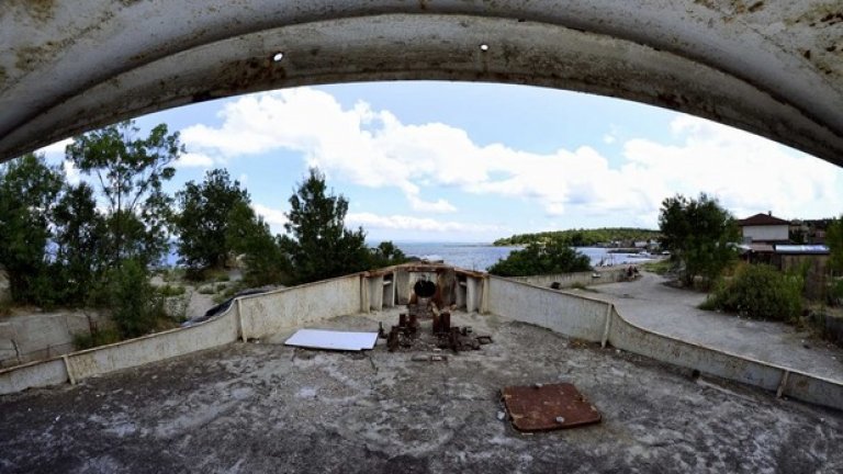 Някога носът на плаващата база е гледал към открито море. Днес изникналите край нея дървета са изменили пейзажа