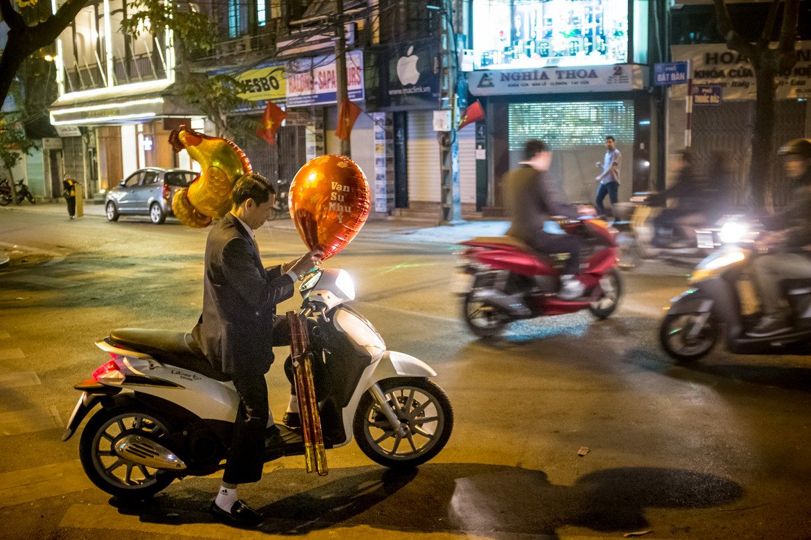 Ханой, (което буквално означава „град между реки“) е столицата на Виетнам, втори по значение промишлен център на страната (след Сайгон). Ханой е и втори по големина град във Виетнам. Там има многовековна култура за изследване и прекрасни градски сцени с пазари и изкуства.