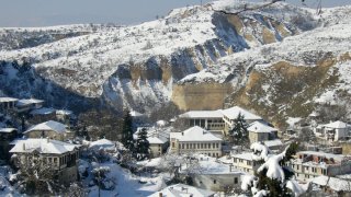 Мелник
Да започнем с мястото, за което почти всеки се сеща, когато чуе „вино“ – най-малкия български град, полегнал в югозападните поли на Пирин. Макар да е в самия ъгъл на картата, магистрала „Струма“ уверено води нататък, а кацналите възрожденски къщи, разположени по двата бряга на Мелнишката река, посрещат топло всеки гостенин. 
Второто, което ще ви се случи, когато оставите куфара си, е да ви предложат чаша вино. Най-напред от „Широка мелнишка лоза“ – местния червен прославен сорт, който вирее само там (и в съседните Петричко и Сандански), тъй като по-високата годишна температура истински му се харесва (по-топлолюбивите от нас разбират).