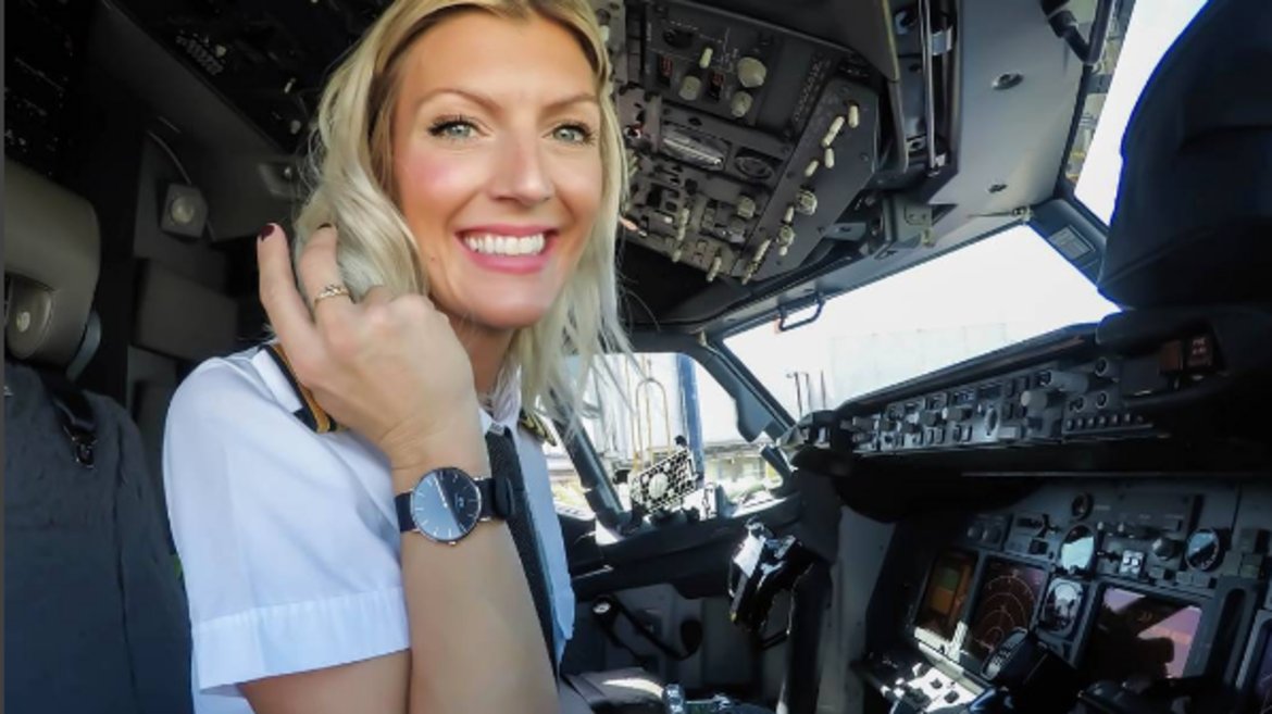 Красивата и усмихната Мария Петерсон е един от най-добрите пилоти на RyanAir. 