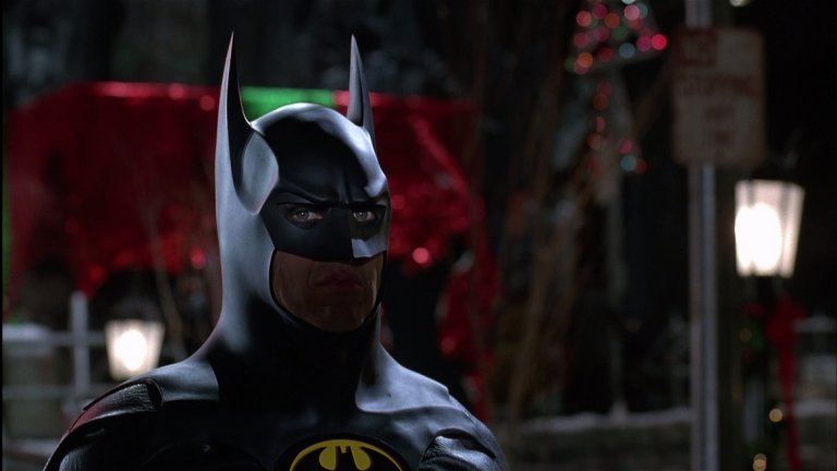 Batman Returns / Батман се завръща
Готъм се готви да посрещне празниците, но Пингвина (Дани ДеВито) има други планове, включващи отвличането на всички деца на богаташи. Батман (Майкъл Кийтън) няма намерение да му позволява да развали Коледа, но обгърнатото в латекс тяло на Жената котка (Мишел Пфайфър) малко го разсейва. Коледни елхи, сняг и цяла трупа циркаджии-главорези с коледни костюми ще ви донесат малко по-различно коледно настроение в този филм на Тим Бъртън.