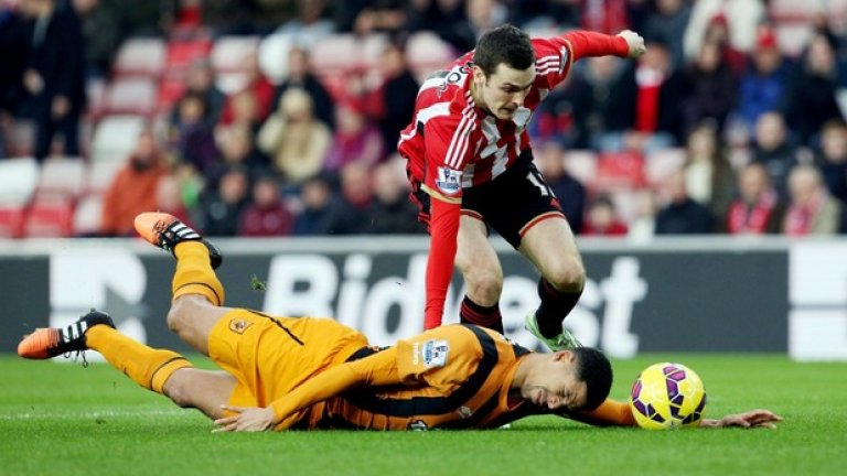 Съндърланд загуби у дома от Хъл с 1:3, а голямата интрига бе около завръщането на Стив Брус, който сега води гостите, на стадиона, откъдето бе уволнен преди 2 години. Е, Бруси едва ли би искал повече за Коледа.