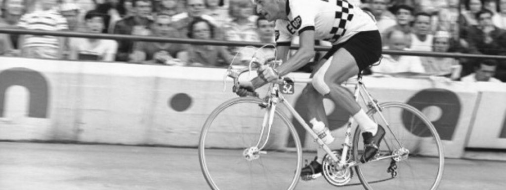 През 1967 година вече е имало допинг закони на Тур дьо Франс (Франция прокарва подобен закон през 1964 г.). Това, разбира се, по никакъв начин не може да спре колоездачите. Британецът Том Симсън умира по време на 13-ия етап на Тура, който е планински. Аутопсията показва, че той е взел амфетамини и е употребил алкохол – често използвано съчетание от спортистите. За съжаление, миксът, съчетан с огромно натоварване и непоносима жега, довел до фатален край.