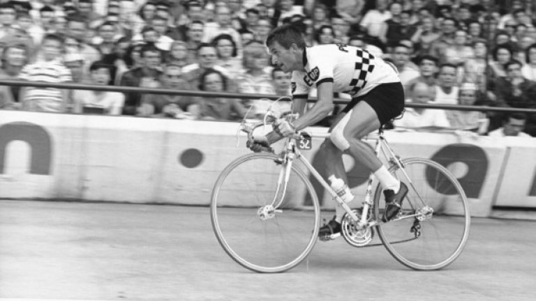 През 1967 година вече е имало допинг закони на Тур дьо Франс (Франция прокарва подобен закон през 1964 г.). Това, разбира се, по никакъв начин не може да спре колоездачите. Британецът Том Симсън умира по време на 13-ия етап на Тура, който е планински. Аутопсията показва, че той е взел амфетамини и е употребил алкохол – често използвано съчетание от спортистите. За съжаление, миксът, съчетан с огромно натоварване и непоносима жега, довел до фатален край.