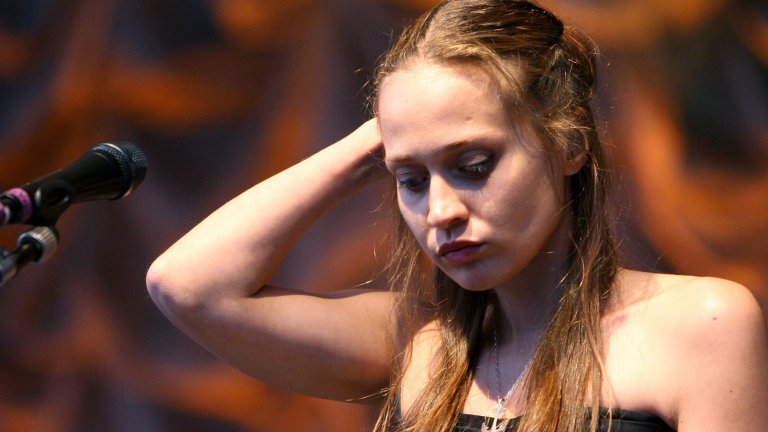 Фиона Епъл

Когато Фиона Епъл печели първата си статуетка от видеонаградите на MTV, 19-годишната тогава изпълнителка се качва на сцената, без да е написала благодарствена реч предварително. Епъл импровизира словото си, а мисълта ѝ тече толкова объркано, че на следващия ден плъзват доста неприятни слухове за психичното ѝ здраве.

Разпространяват се всякакви истории за нейните проблеми. И макар че Фиона в действителност е срещала някои предизвикателства с менталното здраве, твърди, че тези статии за нея са твърде преувеличени.