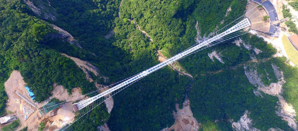 Мостът се намира в планина Дзанг Джиаджи (Zhangjiajie) в провинция Хунан, Централен Китай