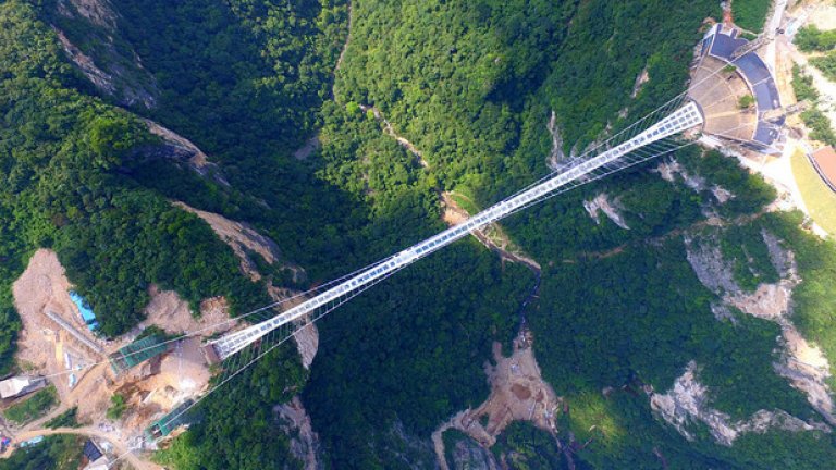 Мостът се намира в планина Дзанг Джиаджи (Zhangjiajie) в провинция Хунан, Централен Китай