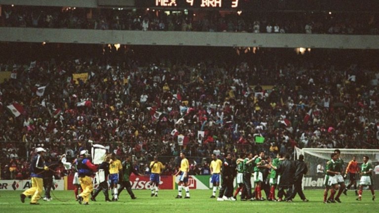 Мексико 4:3 Бразилия (1999 г.)
Този мач си остава в историята като определение за футболна фиеста. Бразилия беше спечелила първата си Купа на конфедерациите при предишното й издание през 1997-а, когато Роналдо и Ромарио вкараха по един хеттрик във финала срещу Австралия. Този път за "селесао", а и за пръв път на голяма сцена, блесна Роналдиньо, който бе избран за играч на турнира. Във финала обаче Мексико не можеше да се предаде, подкрепян от 110 000 души на стадион „Ацтека“. Домакините поведоха с 2:0, след което Бразилия се върна в мача в края на първото и началото на втората част. В крайна сметка обаче Мексико се раздаде докрай и си извоюва успеха с 4:3.