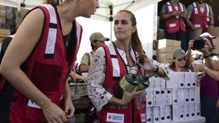 Шарапова и Пуиг пристигнаха в бедстващата държава.