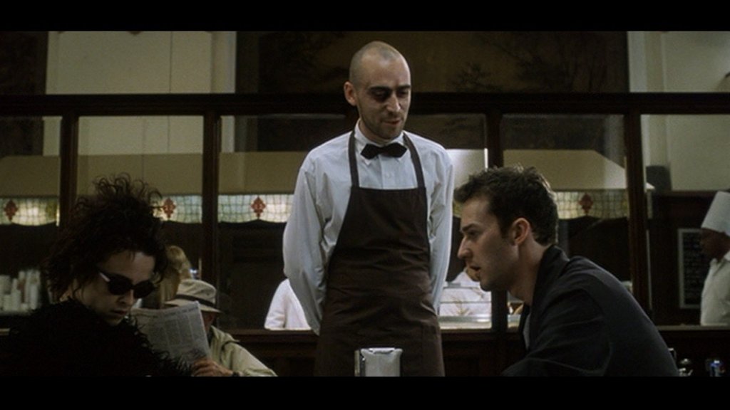 "Боен клуб" (Fight Club)Година:1999За "Боен клуб" се е казало толкова много, че трудно може да се добави нова запетая към всички мнения. Интересното е може би, че напоследък някои критици сочат как от "съвременна класика" филмът днес може да се разчете като отровно мачистки. Дали обаче тайно възхвалява токсичната мъжественост и агресията, или всъщност е брилянтна сатира на същата, е въпрос на прочит - за нас филмът си остава второто. И още нещо - това е умен коментар на съвременния живот, в който човекът е разкъсан между дълговете към обществото, порядъчното ежедневие и дълбоко потиснатата енергия на вътрешния емоционален свят.  Бели мъже? Да, но конфликтът е подобен за всички.