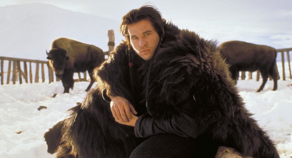 “Уилоу” (1988 г.) 
Къде да гледаме: в Disney+
Поразителна за кариерата на Килмър е и ролята на Мадмартиган във фентъзи приключението “Уилоу”. Филмът събра голямо одобрение – и то в период, когато фентъзито не беше сред най-касовите жанрове.