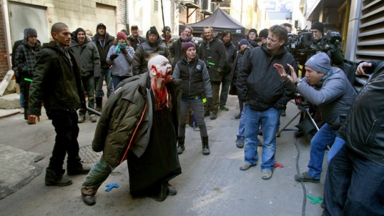 "The Strain"
Поредният сериал, създаден от успешен филмов режисьор и продуцент. Този път това е мексиканският визионер Гилермо Дел Торо направил име с "Лабиринтът на Фавна" и "Хелбой".
Различното тук е, че "The Strain" всъщност е екранизация по собствения графичен роман на Дел Торо.
Сериалът е брутален апокалиптичен хорър, пълен с обичани от феновете на жанра гнусотийки.