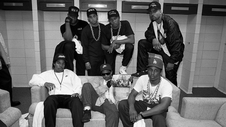 Гангстерският рап е изкуствено създаден 
Тук твърдението е следното – в началото на 90-те години на миналия век изпълнителните директори на звукозапипсните компании се събират на една маса със заможни господа, които настояват гангстерският рап да бъде наложен на американската публика. 
Причината е, че тези господа са собственици на частни затвори, които трябва да са непрекъснато пълни. И затова трябва да бъде измислена музика, която "рекламира" алкохол, дрога, престъпления. И така се появява гангстерският рап.